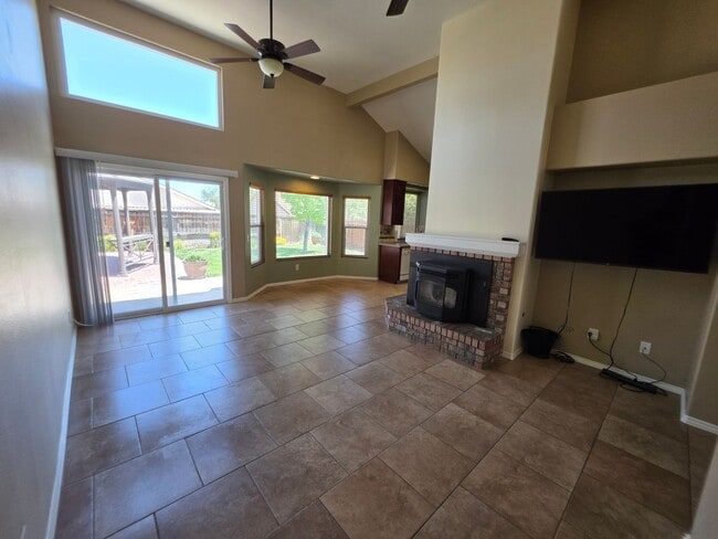 Building Photo - Spacious 4 Bedroom 2 bath Home in Victorville – Landscaping Included!