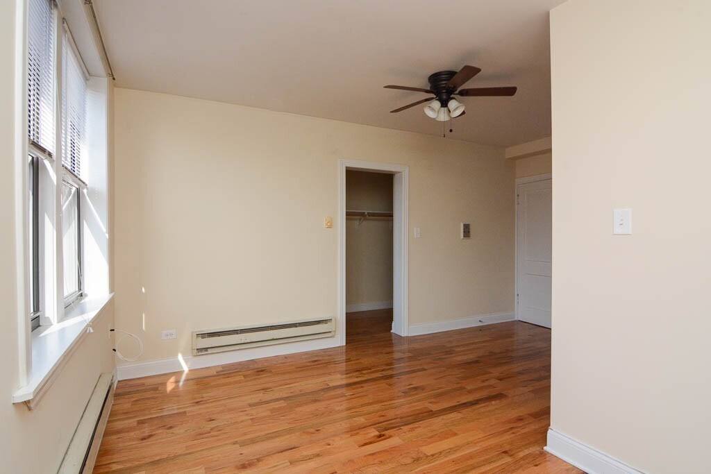 Building Photo - 823 W Diversey Pky