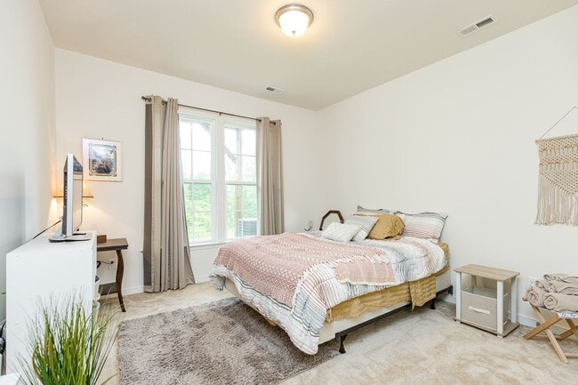 Building Photo - Gorgeous and Modern Home Available