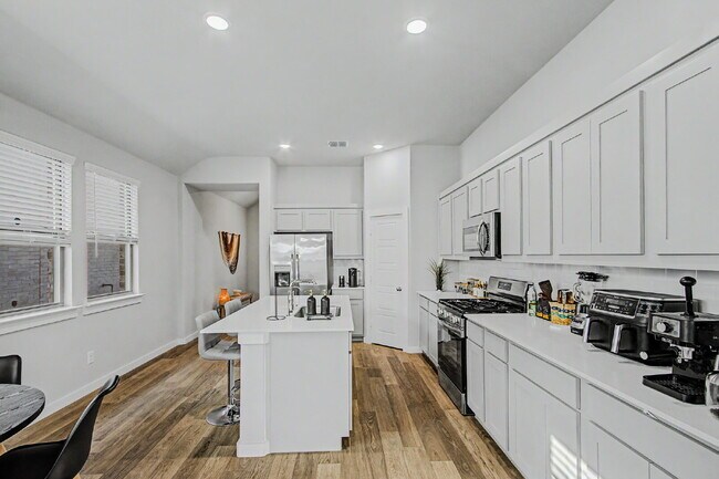 Building Photo - Experience Princeton Lifestyle