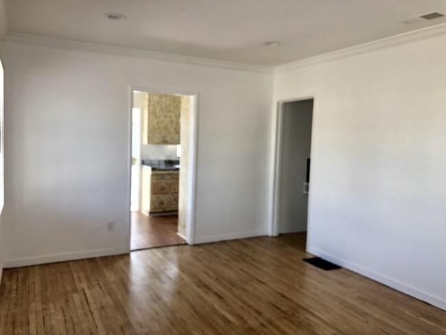 Building Photo - 11672 Oxnard St