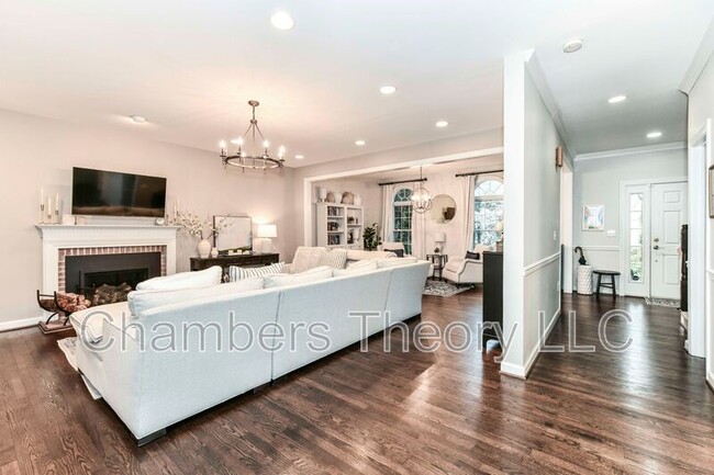 Building Photo - 6866 Melrose Dr
