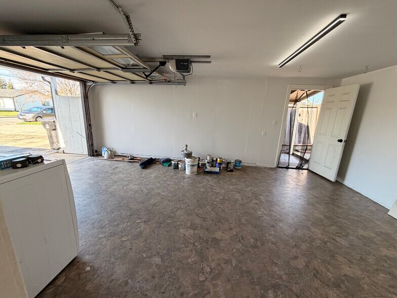 Building Photo - 4444 Millard Ave