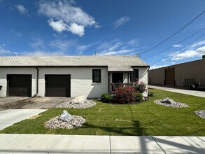 Building Photo - Cozy 1 Bd 1 Bath Remodeled Duplex