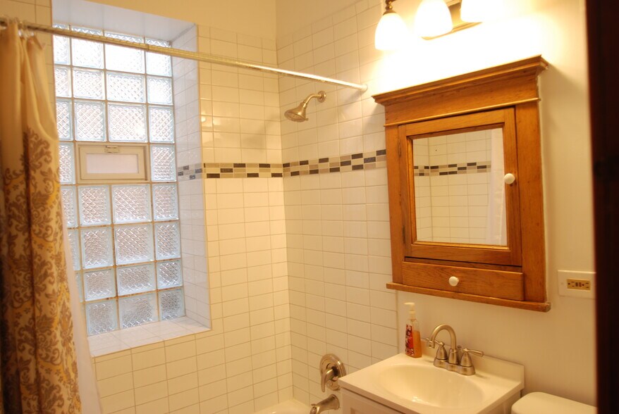 Building Photo - 2131 W Homer St