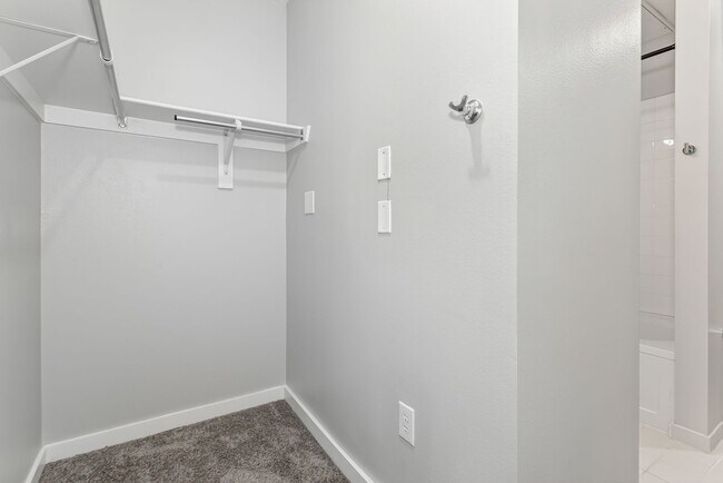 Building Photo - 1 Bedroom, 1 Bath Condo!