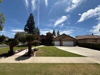 Building Photo - Elegant 4-Bedroom Home in the Prestigious ...