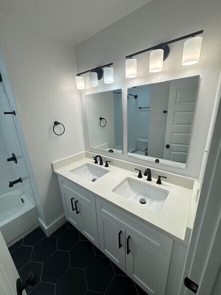 Building Photo - 14306 Vandever St