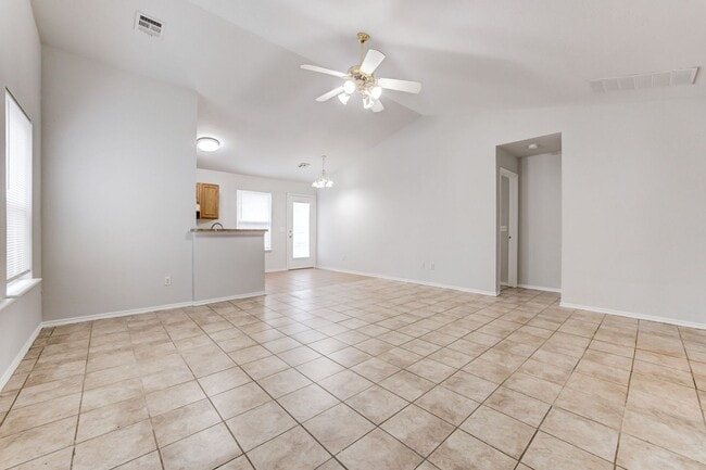Building Photo - Cute 3BD/2BTH Duplex in Central East Norman!