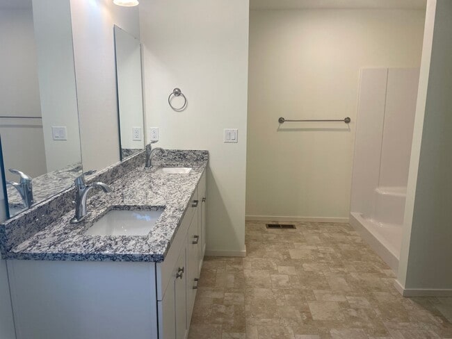 Building Photo - Single Level Freeland Home and Pet Friendly!