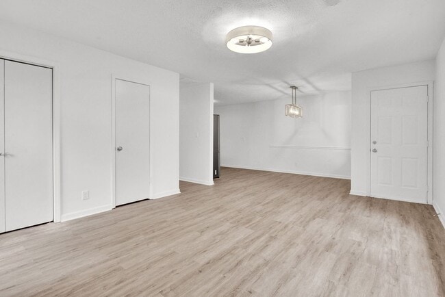 Building Photo - 1010 Mathews Ct