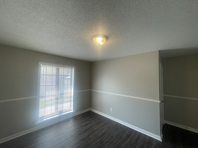 Building Photo - $500 OFF FIRST MONTH'S RENT!