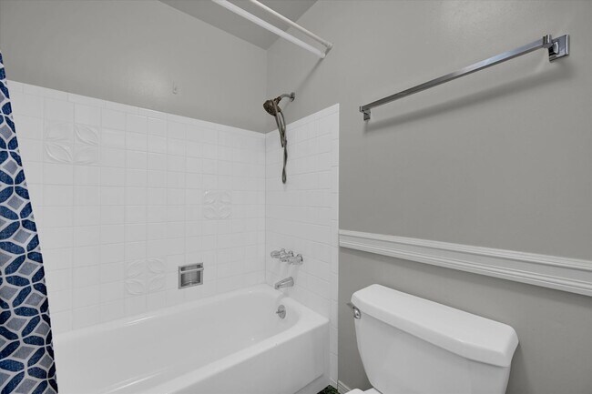 Building Photo - 7/1 Kent East Hill 4 bedroom rambler with ...