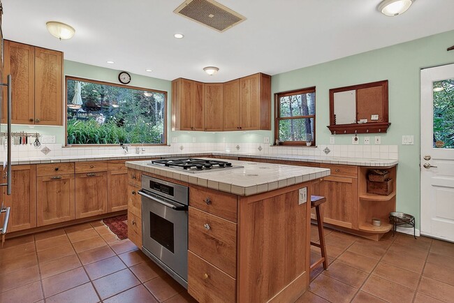 Building Photo - Quintessential Boulder Cottage in Mapleton...