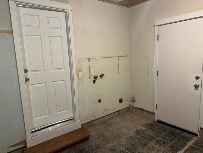 Building Photo - Beautifully updated 3 bedroom 1.5 bath dup...
