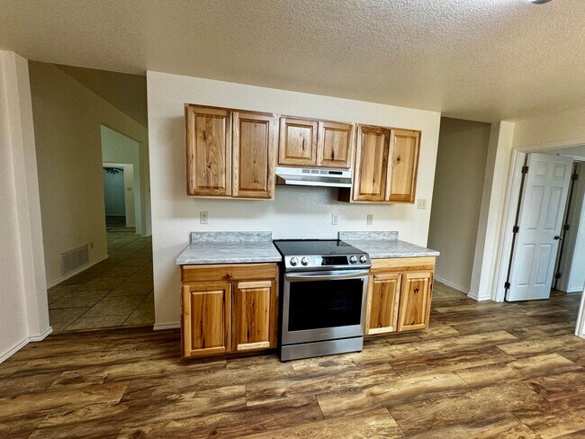 Building Photo - Spacious 4 Bedroom 2 Bath