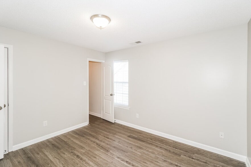 Building Photo - 10093 Woodland Hills Dr