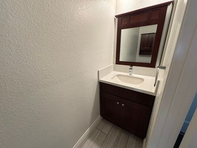 Building Photo - Updated 2 Bedroom home in Fullerton