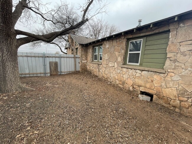 Building Photo - 1745 SE 9th Ave