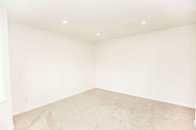 Building Photo - Beautifully renovated 3 bed 2.5 bath home ...