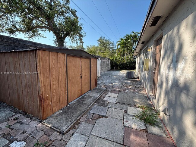 Building Photo - 1251 SW 11th Ave
