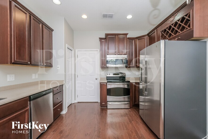 Building Photo - 7847 Foxgrove Dr