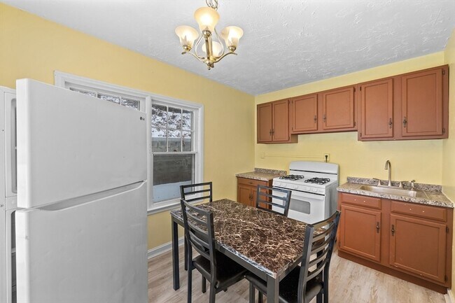 Building Photo - 20 Temple St