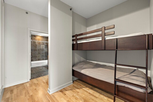 Building Photo - 1211 S Prairie Ave