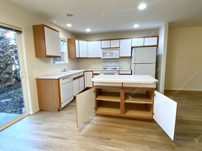 Building Photo - 2BR - 1.5BA Townhouse Living in the Heart ...