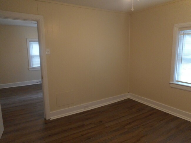 Building Photo - Recently Renovated 2 Bedroom 1 Bath Home