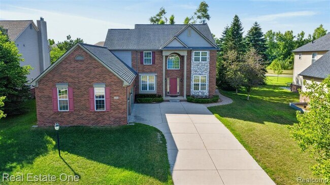 Building Photo - 699 Bay Pointe Dr