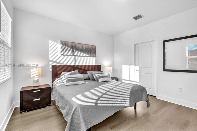 Building Photo - 142 SW 170th Ave