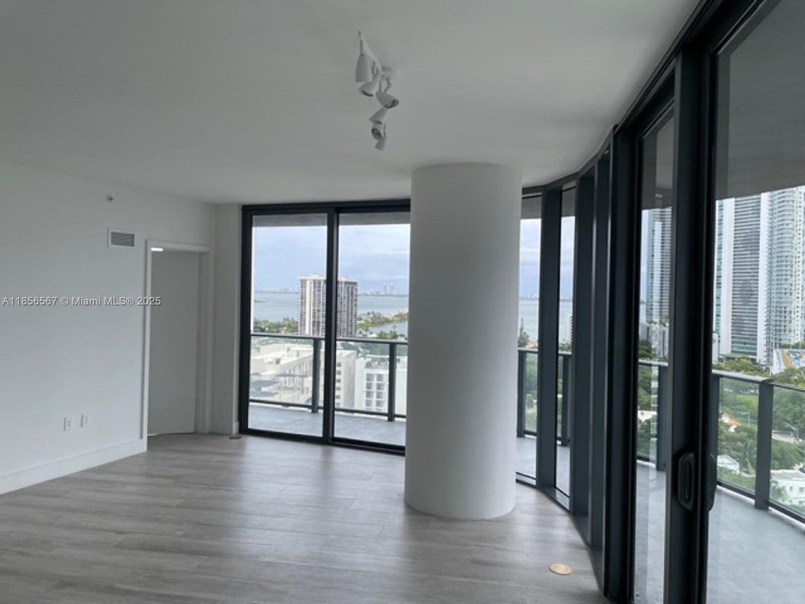 Building Photo - 121 NE 34th St