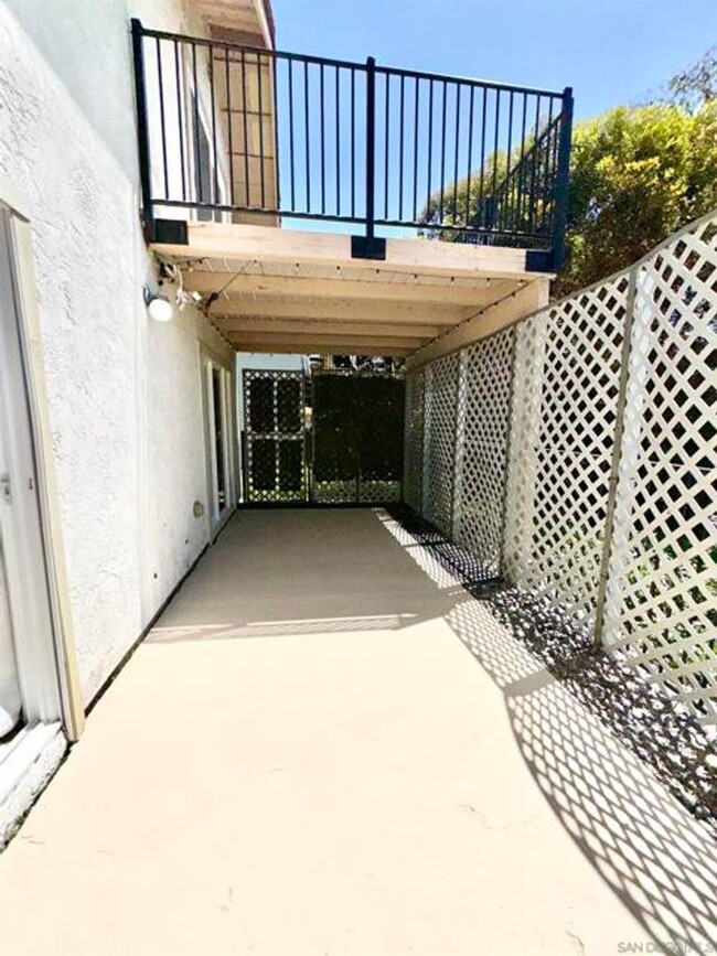 Building Photo - 3 Bedroom 2.5 End Unit Townhome in La Costa