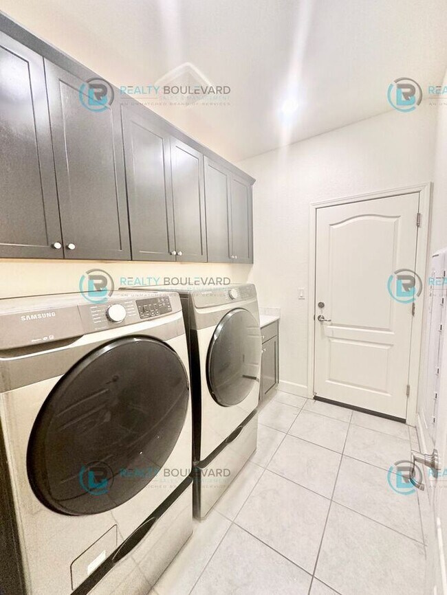 Building Photo - Beautiful 4 Bedroom, 2 Bathroom, 2 car garage, Single Story Home