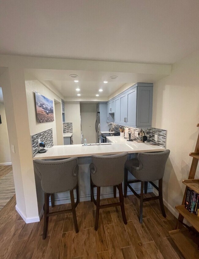 Building Photo - Fully Furnished, 1 bed/ 1 bath Point Loma condo close to the Bay & Liberty Station!