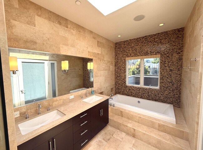 Building Photo - HUGE MODERN BRIGHT Potrero Hill Top Floor ...