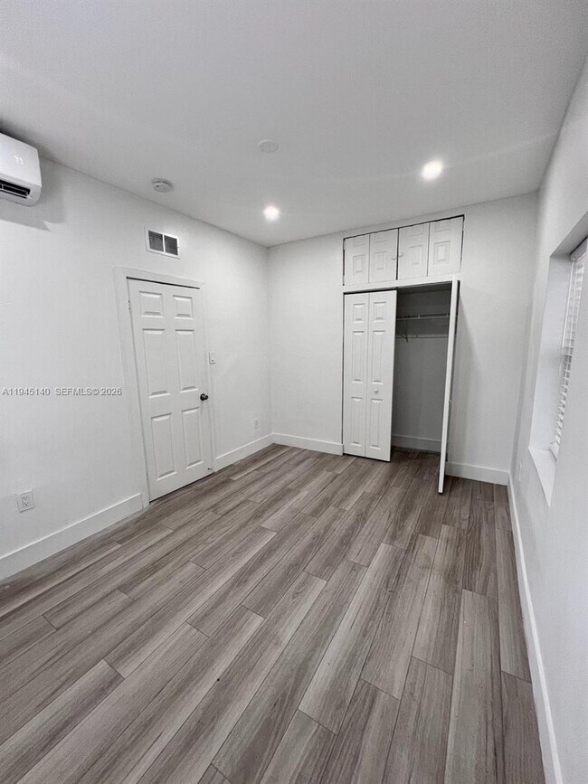 Building Photo - 852 SW 13th Ave