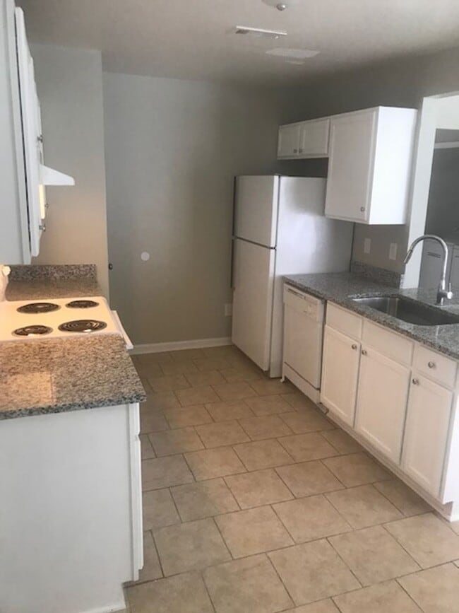 Building Photo - 3 Bedroom End Unit Townhome!