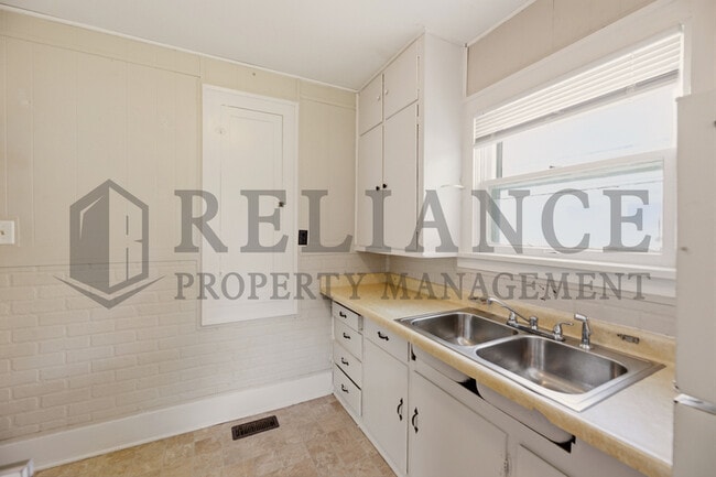 Building Photo - 432 S Osage St
