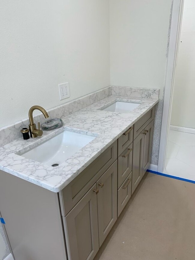 Building Photo - 453 Dolphin St