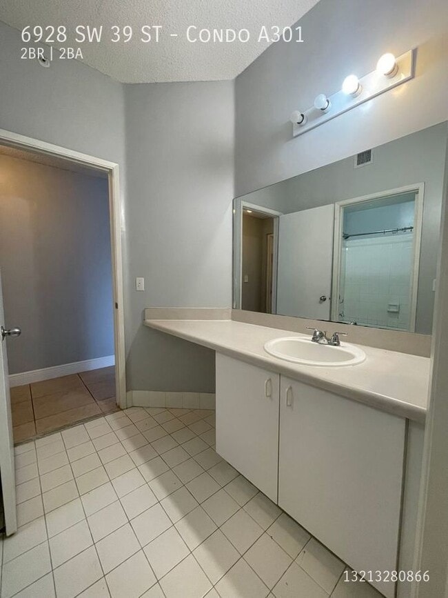 Building Photo - 6928 SW 39th St