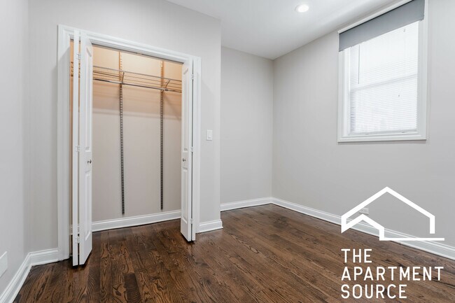 Building Photo - 1756 W Montrose Ave