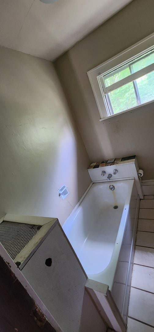 Building Photo - 4 bed 2 bath home