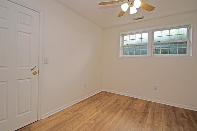 Building Photo - 235 Quail Run Dr