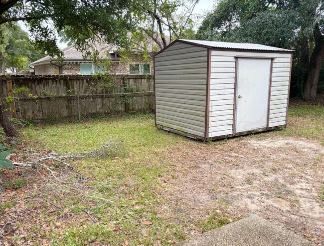 Building Photo - "Charming 2-Bedroom Apartment Retreat in Mary Esther!"