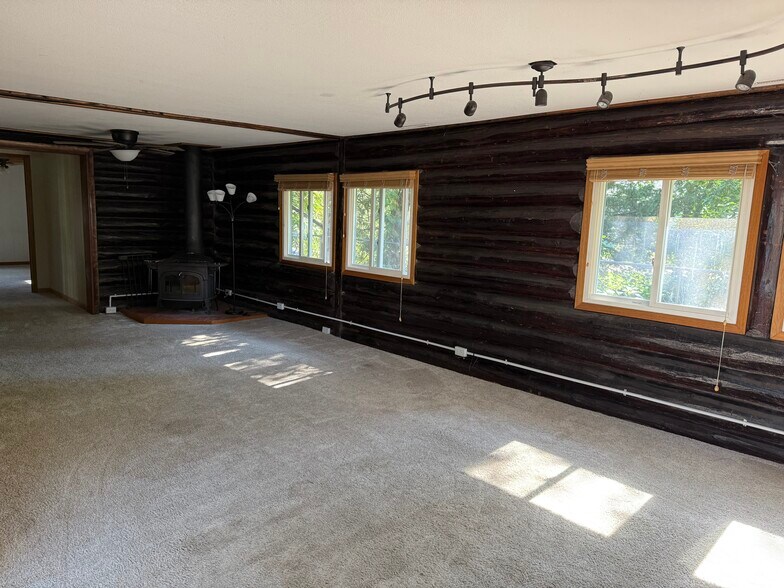 Living area w/ fireplace - 4407 Outlook St
