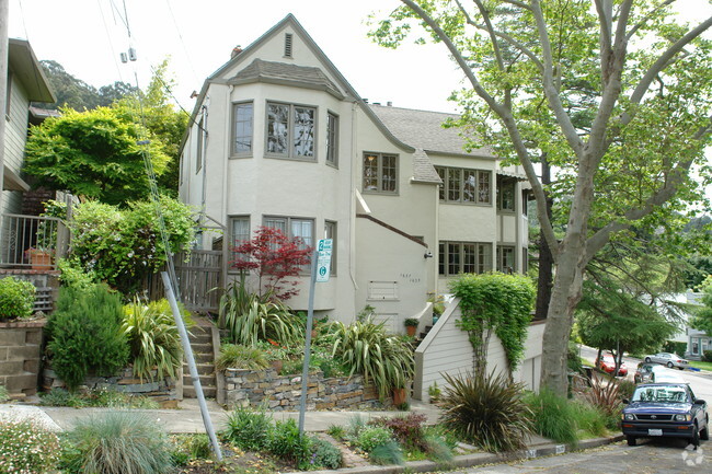 Building Photo - 1635-7 LeRoy Ave