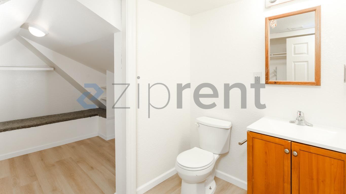 Building Photo - Unit 4