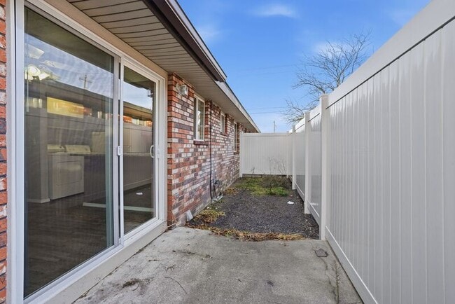 Building Photo - 1334 W Garland Ave